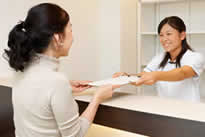 問診票記入の様子